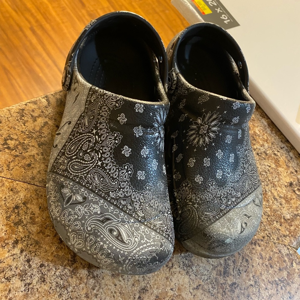 Women’s size 7 crocs